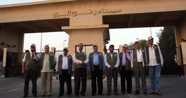 أعضاء قافلة الحرية المصرية أمام معبر رفح