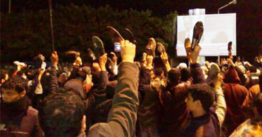 الليبيون يرفعون أحذيتهم احتجاجاً على خطاب نجل القذافى