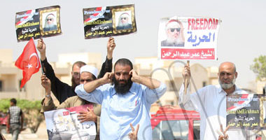 المتظاهرون عبروا عن تضامنهم مع أهالى الشهداء 