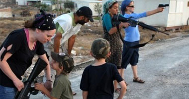 مستوطنة يهودية تدرب على إطلاق النار على الفلسطينيين