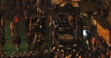 سيارة شرطة محطمة جراء الاشتباكات بين الشرطة والأهالى