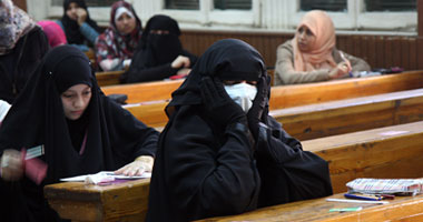 جامعة القاهرة سمحت للطالبات أمس بارتداء الكمامة بدلاً من النقاب ومنعتها اليوم
