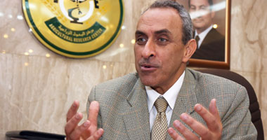 الدكتور أيمن أبو حديد وزير الزراعة واستصلاح الأراضى  