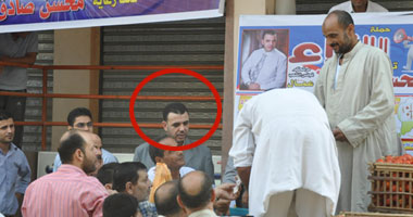 مرشح "وطنى" بالدقهلية يبيع كيلو الطماطم تحت شعار "محاربة الغلاء"