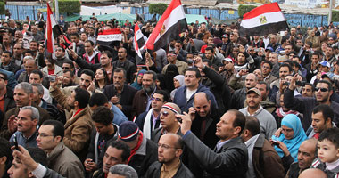 المتظاهرون يطالبون بمحاكمة مبارك 