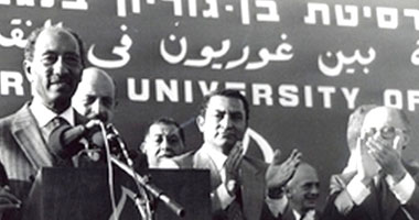 صورة نادرة للرئيسين السادات ومبارك بجامعة بن جوريون فى إسرائيل