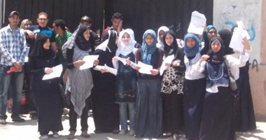 الطالبات أثناء وقفتهن الاحتجاجية