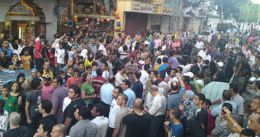 المتظاهرون أثناء وقفتهم التضامنية مع أسرة خالد سعيد