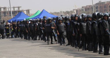قوات أمن ومدرعات أمام أكاديمية الشرطة