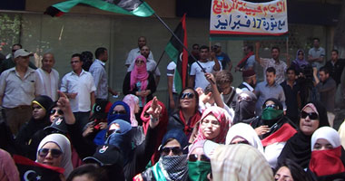 عشرات الليبيين يواصلون اعتصامهم أمام السفارة بالزمالك