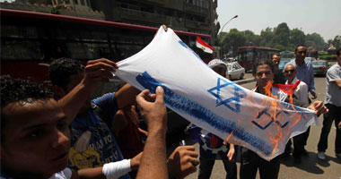المتظاهرون أمام السفارة الإسرائيلية