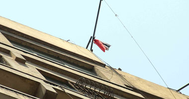 العلم المصرى يرفرف على مقر السفارة الإسرائيلية  