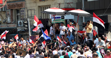 المئات يتوافدون على الميدان فى جمعة "لا للطوارئ"