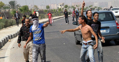 بالصور..تراشق بالحجارة واشتباكات عنيفة الشهداء ومؤيدى مبارك