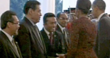 تيفاتول سيمبرنج أثناء استقبال الرئيس أوباما و زوجته