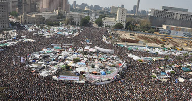 جانب من آلاف المصريين المحتشدين فى التحرير - صورة أرشيفية -