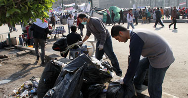 المتظاهرون ينظفون ميدان التحرير 