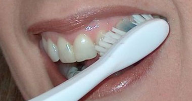 تنظيف الأسنان يلعب دورا كبيرا فى حماية اللثة