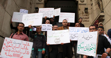 تظاهر عشرات الأطباء أمام مقر النقابة صباح اليوم