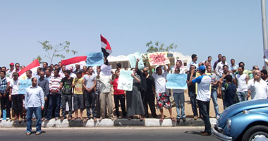 جانب من المسيرة أمام مستشفى شرم الشيخ