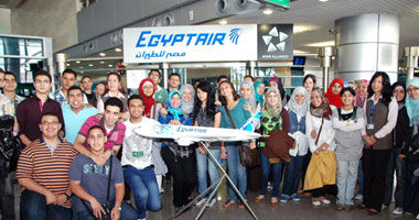 أوائل الثانوية أمام طائرة مصر للطيران