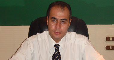 الأستاذ الدكتور وليد حازم استشارى جراحة العيون بكلية طب القصر