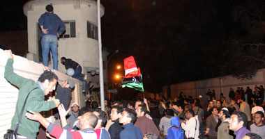 المتظاهرون أثناء أقتحامهم مبنى أمن الدولة بمدينة نصر
