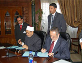 شيخ الأزهر ووزير الاتصالات أثناء توقيع الاتفاقية